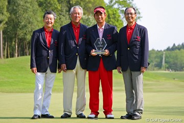 通算10アンダーで逆転優勝を手にした池田