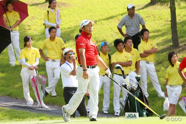 2014年 日本アマチュアゴルフ選手権 決勝戦 比嘉一貴 黄色いチームユニフォームを着た東北福祉大のチームメイトたちの声援に応えられず、1年生の比嘉は肩を落とした