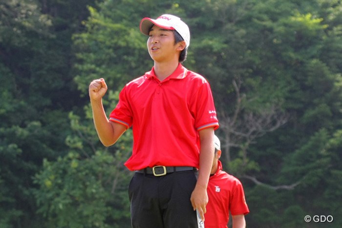 16ホール目の18番でパーパットを沈め、ガッツポーズを作った 2014年 日本アマチュアゴルフ選手権 決勝戦 小木曽喬