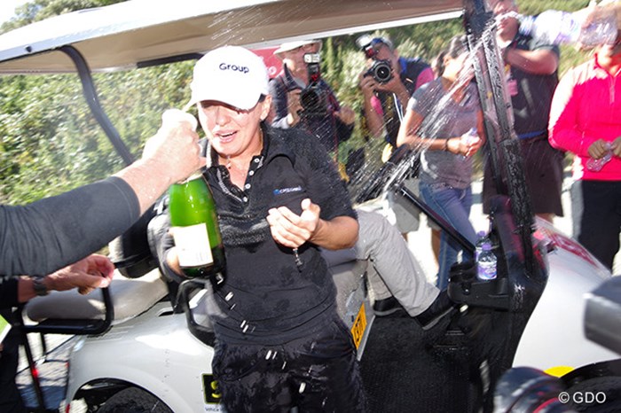 モー・マーティン、優勝のシャンパンかけ！（「Pentax K-3」にて撮影） 2014年 全英リコー女子オープン 最終日 モー・マーティン