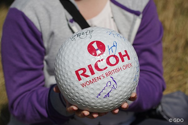 2014年 全英リコー女子オープン 最終日 サイン 好きな選手からサインをもらえたかな？（「Pentax K-3」にて撮影）
