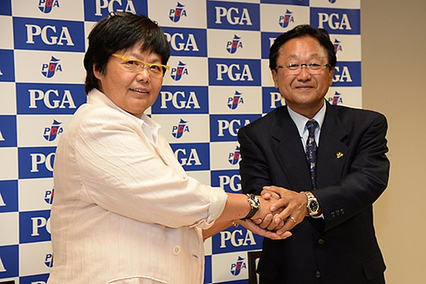 PGA初の外部理事に正式就任した岡本綾子氏。倉本昌弘PGA会長とガッチリ握手 （画像提供：日本プロゴルフ協会）