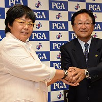 PGA初の外部理事に正式就任した岡本綾子氏。倉本昌弘PGA会長とガッチリ握手 （画像提供：日本プロゴルフ協会） 2014年 岡本綾子氏＆倉本昌弘PGA会長