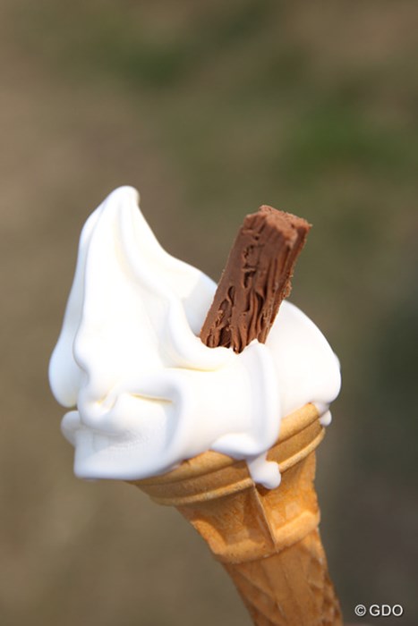 チョコレート付きのアイスクリーム。約430円。甘すぎず、美味しいです！ 2014年 全英オープン 2日目 デザート