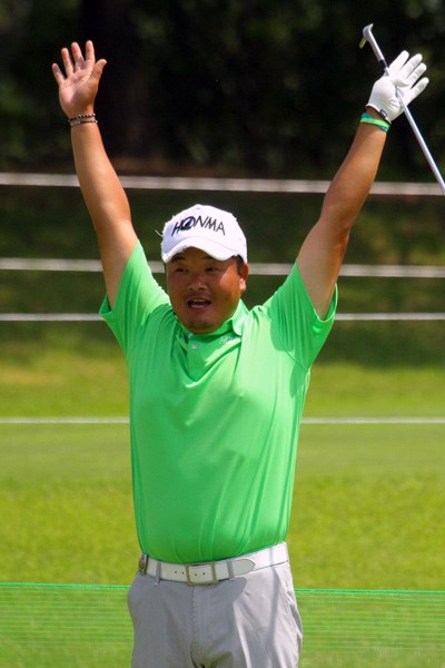 2014年 ダンロップ・スリクソン福島オープンゴルフトーナメント 事前 小田孔明 練習中にバンザイ！小田孔明は強行日程もなんのその