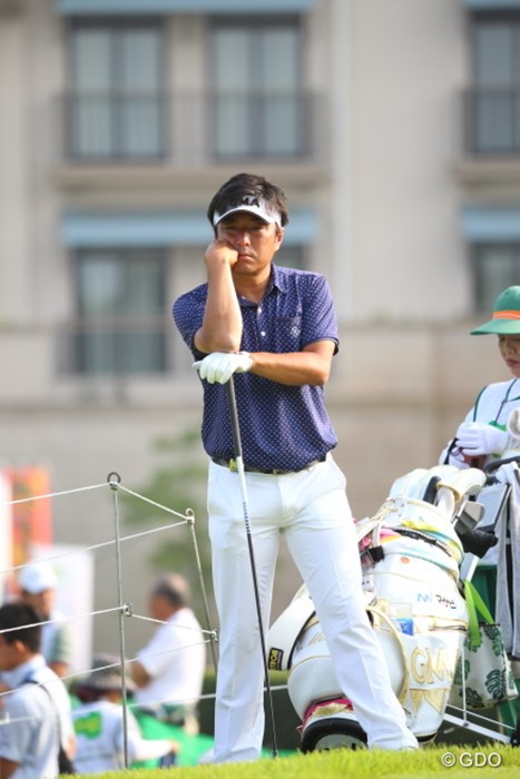 どーしました井上さん、朝からその表情。 2014年 ダンロップ・スリクソン福島オープンゴルフトーナメント 初日 井上信