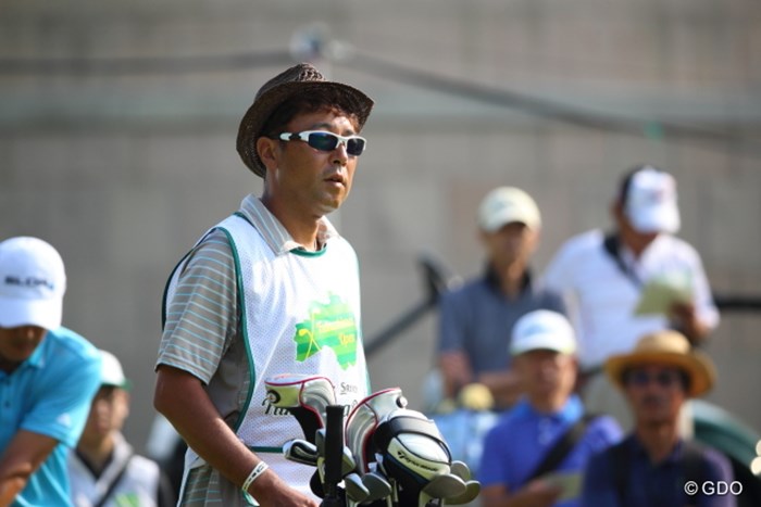 キャディさんが少しお洒落に見える例。 2014年 ダンロップ・スリクソン福島オープンゴルフトーナメント 初日 五十嵐 雄二