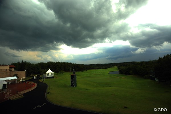 2014年 ダンロップ・スリクソン福島オープンゴルフトーナメント 2日目 18番 午後2時すぎなのに閑散としてしまった。