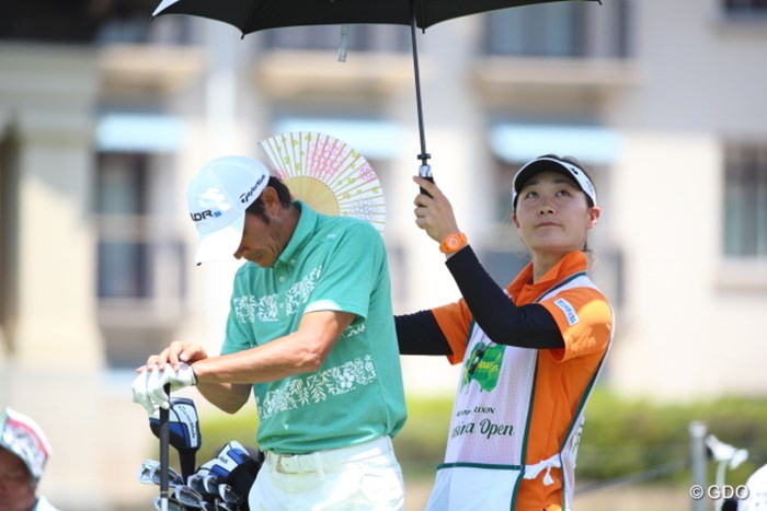 キャディさんの優しい心遣い。 2014年 ダンロップ・スリクソン福島オープンゴルフトーナメント 3日目 河井博大