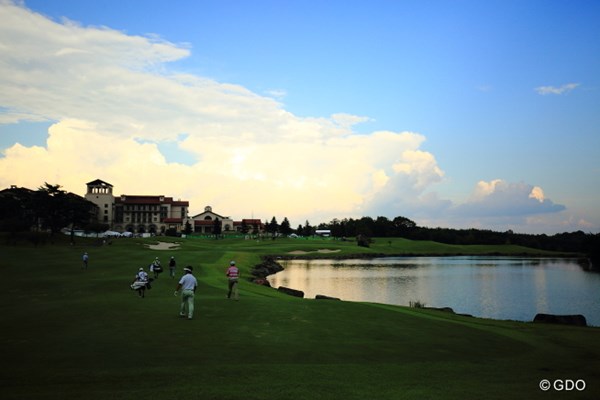 2014年 ダンロップ・スリクソン福島オープンゴルフトーナメント 3日目 9番 最終組あと1ホールちょっとでまた雷雲中断。