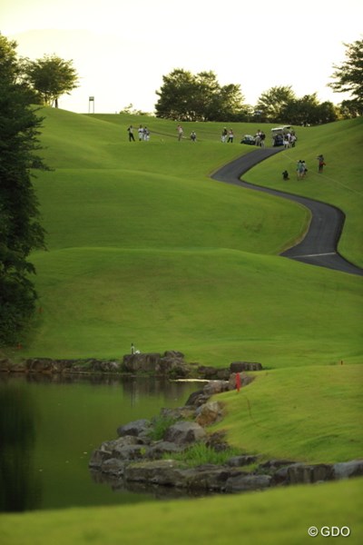 2014年 ダンロップ・スリクソン福島オープンゴルフトーナメント 3日目 9番 ティが前に位置していた今日は池越えのワンオンを狙うのが当たり前！