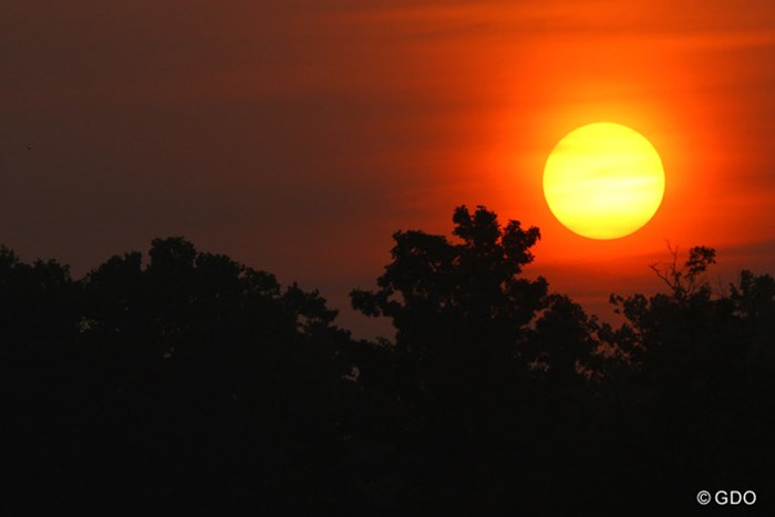 ゆっくりと上る太陽。ケンタッキーの夜明けは6時50分ごろと遅い 2014年 全米プロゴルフ選手権 事前 朝日