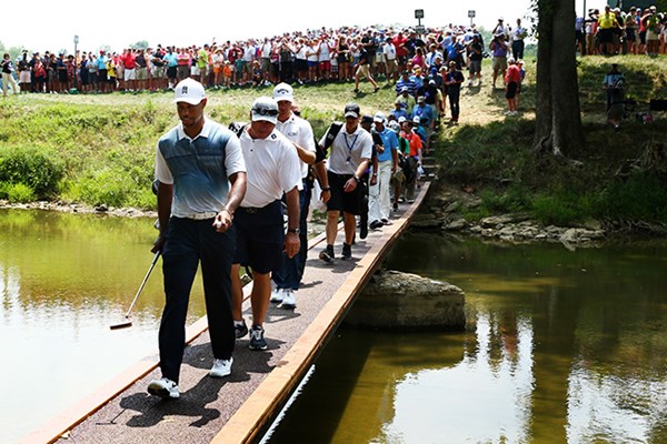 2014年 全米プロゴルフ選手権 事前 タイガー・ウッズ ウッズが練習ラウンドに姿を見せ、ギャラリーは長蛇の列 (Jeff Gross/Getty Images)