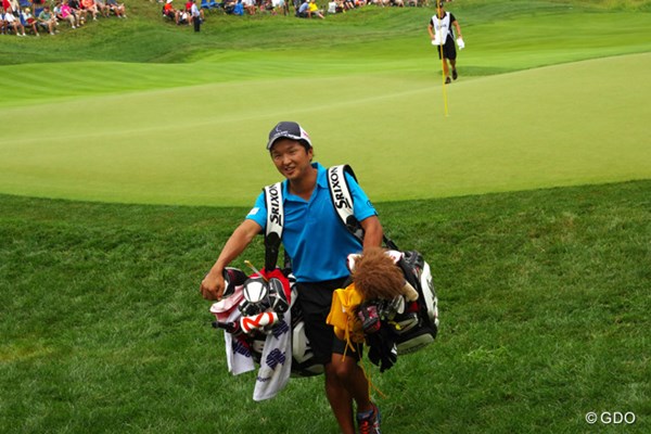 2014年 全米プロゴルフ選手権 3日目 2バッグ 同伴競技者のバッグを同時に運ぶ松山のキャディの進藤くん。試合の進行をスムーズにするためです