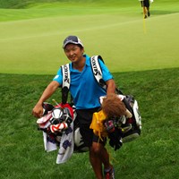 同伴競技者のバッグを同時に運ぶ松山のキャディの進藤くん。試合の進行をスムーズにするためです 2014年 全米プロゴルフ選手権 3日目 2バッグ