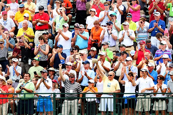 2014年 全米プロゴルフ選手権 初日 観客 地元ケンタッキー出身の53歳ペリーの初日ティオフに、総立ちの観客は拳を突き上げて声援を送った（Andrew Redington/Getty Images））