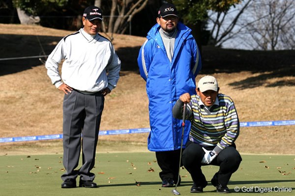 PGAチーム 友利（左端）と高橋（右端）の組に控えの中嶋が乱入し、3人で芝を読むPGAチーム