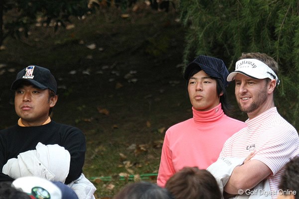 最終組のプレーを18番で見つめる片山晋呉、石川遼、そして優勝したブレンダン・ジョーンズ