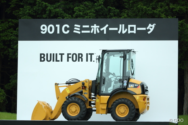 こういうのがいくつも飾ってあるけれど、ターゲットは少なさそう。 2014年 CAT Ladies 初日 クルマ