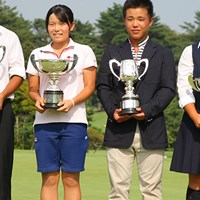 優勝カップを手にする（左から）片岡尚之、勝みなみ、池田悠希、河野杏奈 2014年 日本ジュニア 最終日 優勝者
