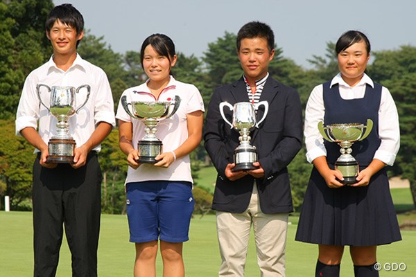 2014年 日本ジュニア 最終日 優勝者 優勝カップを手にする（左から）片岡尚之、勝みなみ、池田悠希、河野杏奈