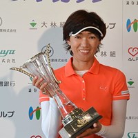 第1回「シブヤカップ」を制し、初代チャンピオンに輝いた白戸由香（写真：日本女子プロゴルフ協会） 2014年 シブヤカップ 白戸由香