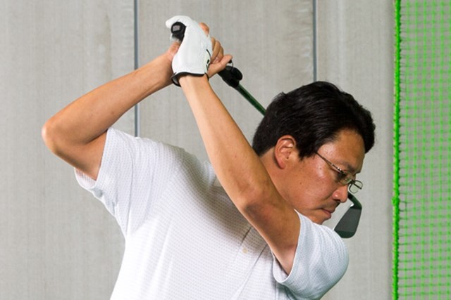 肩のアングルラインとシャフトの角度を揃える クラブを正しく使うために意識する身体の部分はココ 永井延宏のフェースコントロール Gdo ゴルフ レッスン 練習