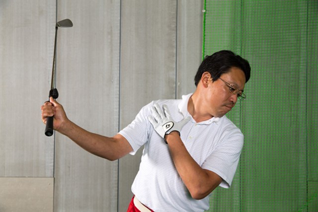 左腕下部の腱を伸ばすことで手の動きを抑制できる クラブを正しく使うために意識する身体の部分はココ 永井延宏のフェースコントロール Gdo ゴルフレッスン 練習