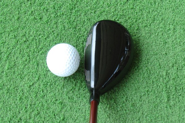 新製品レポート ブリヂストンゴルフ J15 HY ユーティリティ ボールが捕まりやすいイメージを与えてくれるヘッド形状。弾道がイメージしやすい