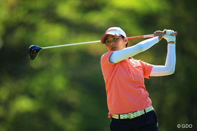 15歳アマ新垣比菜が3打差の3位発進 キャディの父が熱血指導