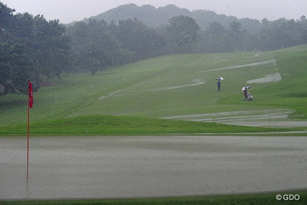 2014年 アールズエバーラスティングKBCオーガスタゴルフトーナメント  2日目 6番グリーン バケツをひっくり返したような雨で、一瞬にしてこのとおり。