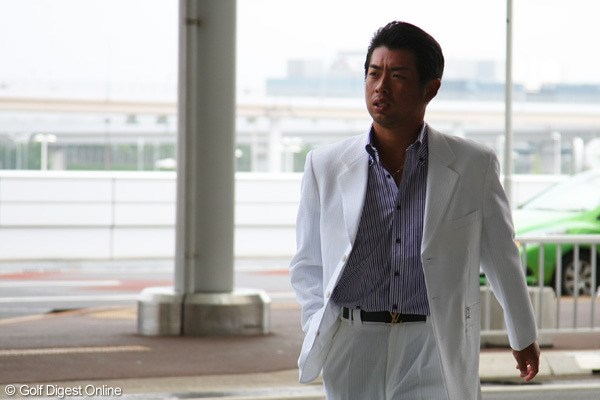 池田選手会長はデビュー直後から飛行機に乗るときもスーツ姿