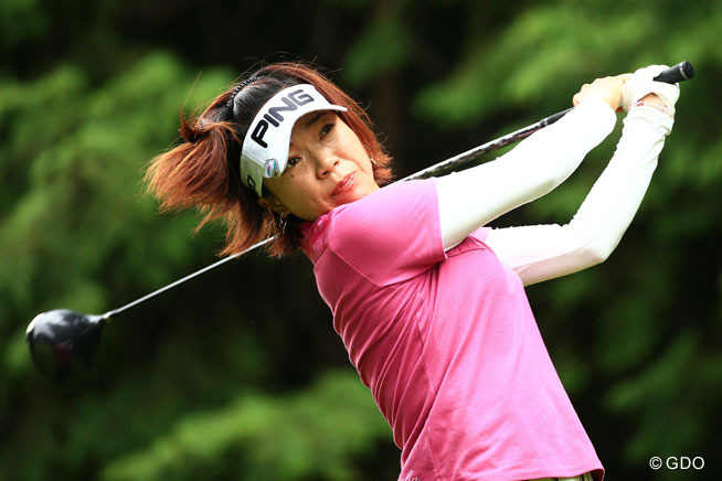 大山志保が首位 連覇狙う吉田弓美子が1差2位