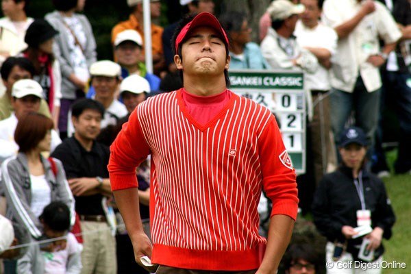 石川遼 7番パー3でアプローチがグリーンオーバーし、この表情