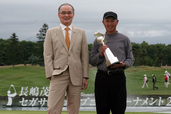 2週連続優勝を飾った谷口徹と、大会名誉会長として駆けつけた長嶋茂雄氏