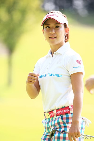 2014年 ゴルフ5レディスプロゴルフトーナメント 2日目 香妻琴乃 バーディを決めグータッチする姿もかわいいね