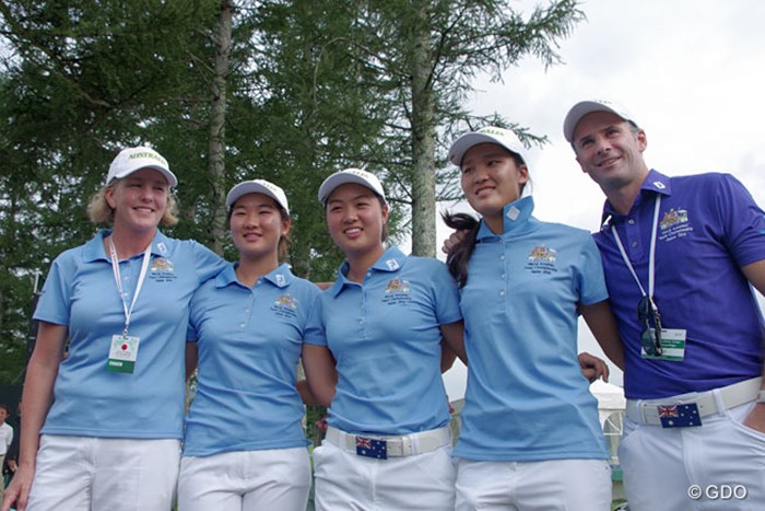ミンジー・リーを囲んで記念撮影に収まるオーストラリア代表チーム 2014年 世界女子アマチュアチーム選手権 最終日 オーストラリアチーム