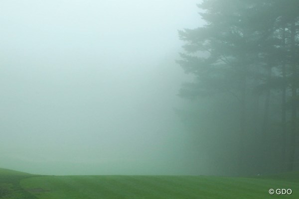 Par3でさえ、ピンフラッグどころかグリーンがどこかも分からないほどの濃霧で一度目のサスペンデッド。