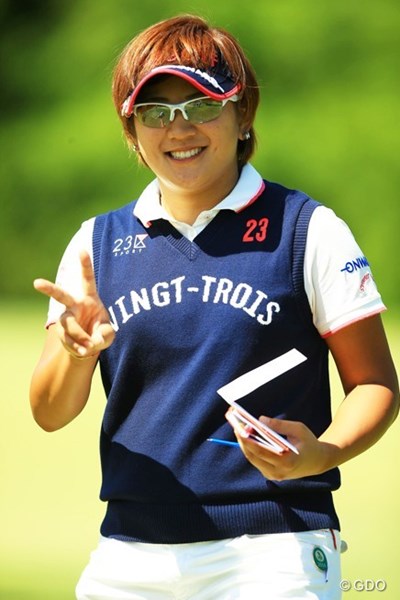 2014年 日本女子プロゴルフ選手権大会コニカミノルタ杯 2日目 成田美寿々 5番バーディゲットで、Vサイン頂きっ！！