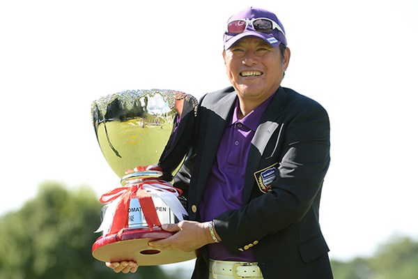 尾崎健夫は弟直道との兄弟対決を制し5季ぶりのツアー通算5勝目を挙げた（日本プロゴルフ協会提供）