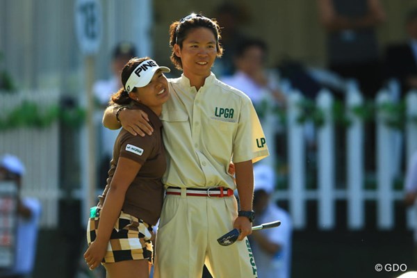 2014年 日本女子プロゴルフ選手権大会コニカミノルタ杯 3日目 鈴木愛 本当に苦しい一日だった事を象徴する写真です。ホールアウト後、キャディさんとホッとした表情で肩を抱き合っていたのが、凄く印象的でした。