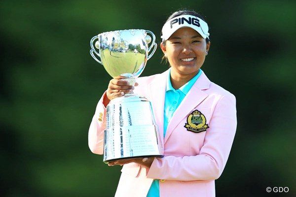 2014年 日本女子プロゴルフ選手権大会コニカミノルタ杯 最終日 鈴木愛 鈴木愛が通算5アンダーで逃げ切りツアー初V、メジャー史上3番目の年少記録をマークした