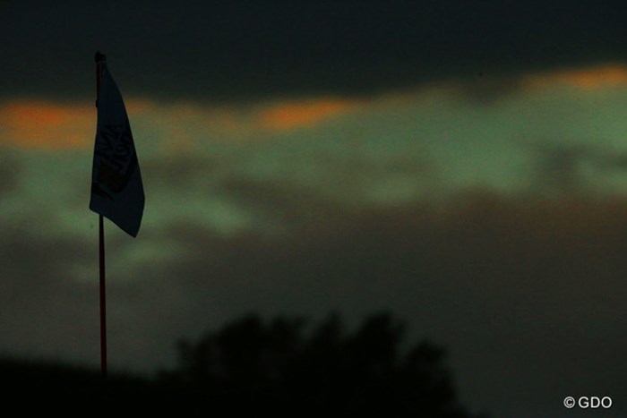 17:32日没サスペンデッド 2014年 ANAオープンゴルフトーナメント 初日 夕闇