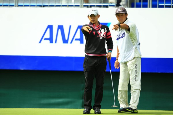 2014年 ANAオープンゴルフトーナメント 初日 塩見好輝 高校の先輩にあたる石井恵可氏がキャディで6アンダー暫定4位タイ