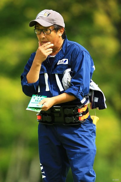 2014年 ANAオープンゴルフトーナメント 2日目 キャディ 片山晋呉プロのキャディさん、その仮面ライダー変身ベルトみたいの何ですか？？？