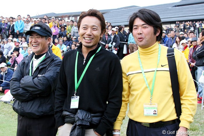 プレーオフを見守る3人のコーチ達。左からジェイ・ユーン（茂木）、谷将貴（北田）、坂詰和久（佐伯） コーチ3人