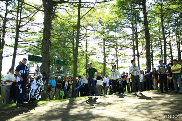 2014年 ANAオープンゴルフトーナメント 3日目 石川遼 9番Par5、ボールは林の中のカート道へ