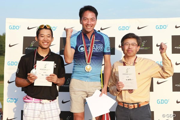 2014年 第2回スピードゴルフ選手権 松井丈さん、袖山哲朗さん、矢ヶ部章二さん 大会連覇で世界大会への切符を手にした松井丈さん（中央）、2位には袖山哲朗さん（左）、3位には矢ヶ部章二さん（右）がフィニッシュした