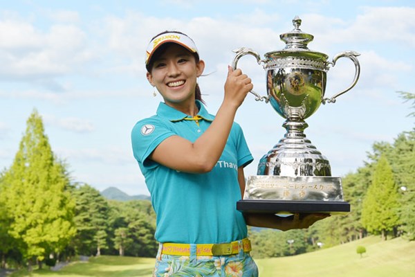香妻琴乃が通算9アンダーで逆転し、ステップアップツアー通算2勝目を飾った※日本女子プロゴルフ協会