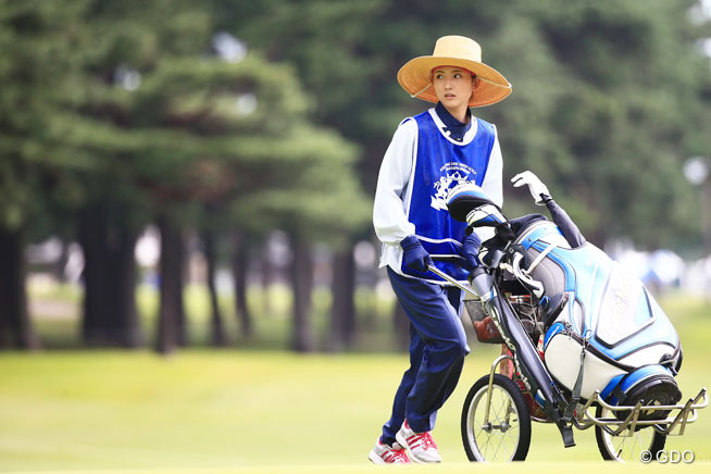 かわいいと噂のjコロモのキャディさん 14年 アジアパシフィックオープンゴルフチャンピオンシップ ダイヤモンドカップゴルフ 2日目 キャディ フォトギャラリー Gdo